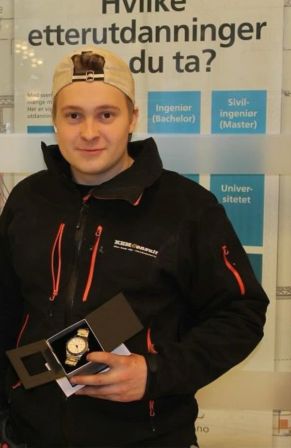 Tobias med svennebrevet i Kemconsult-jakke